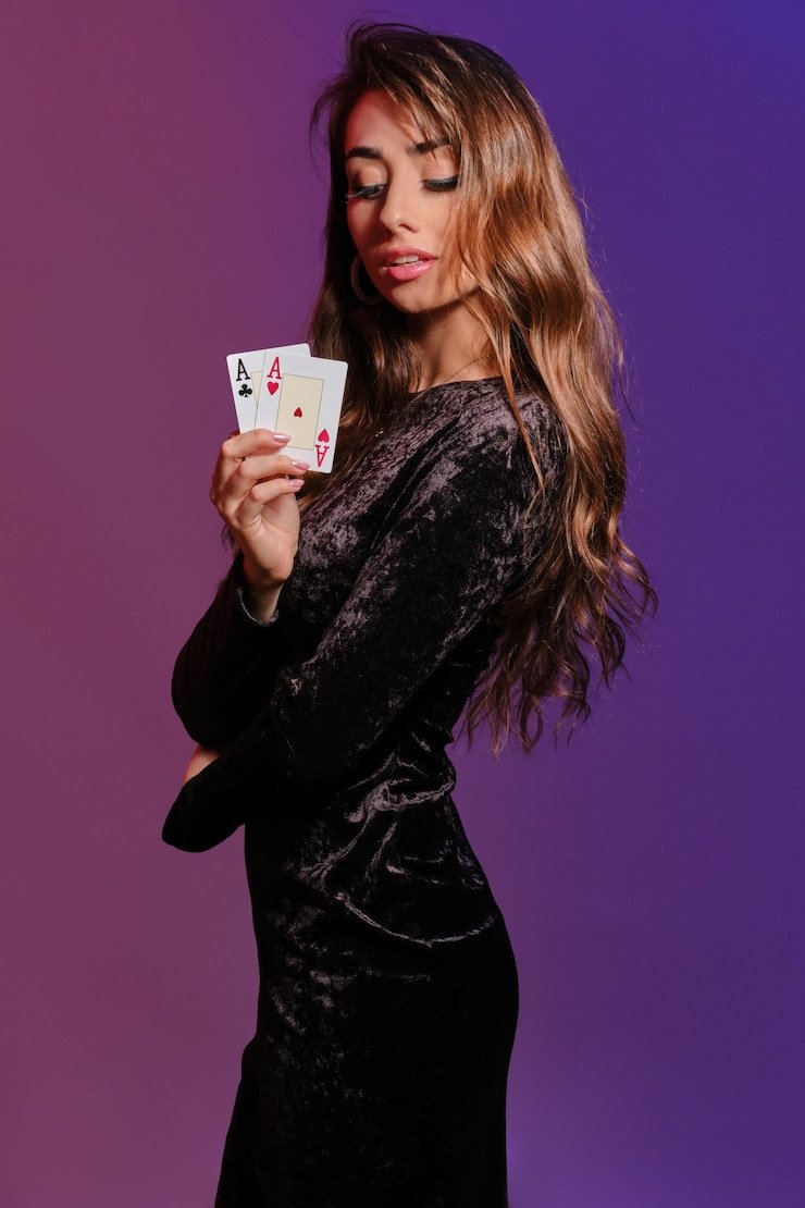 Platform qq11bola menampilkan antarmuka mobile dengan berbagai permainan kasino langsung dan slot
